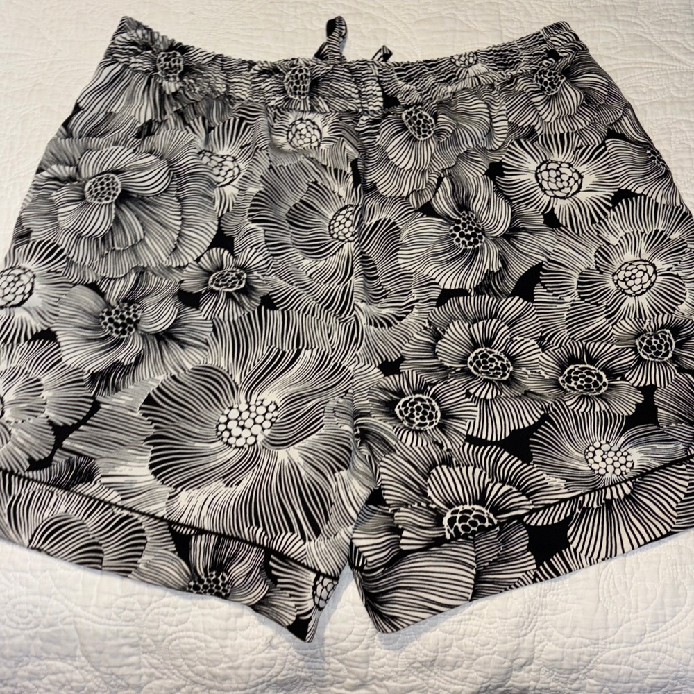 Express Black and White Floral Flowy Shorts with Pockets 🤩 - Picture 7 of 10